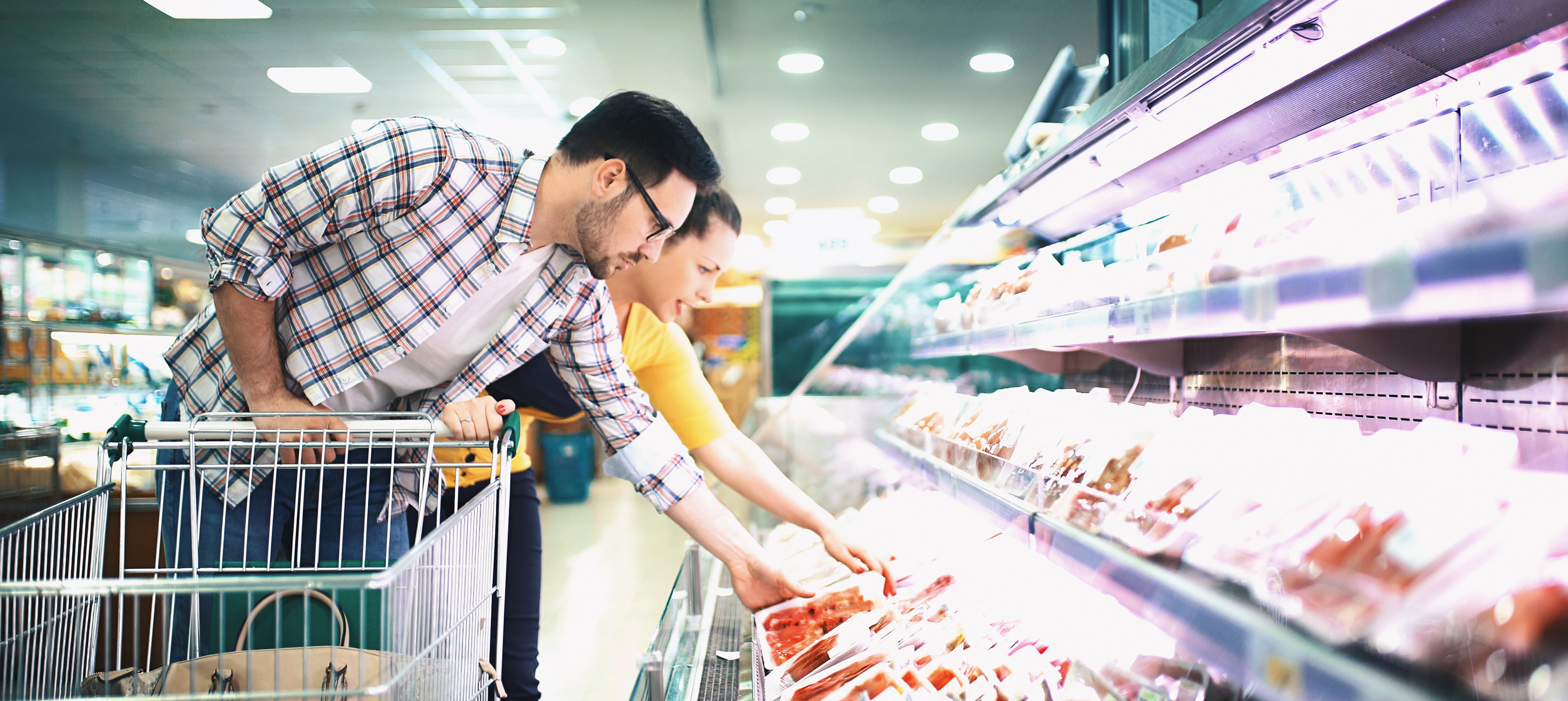 While market. Покупатель в супермаркете мясо. Прилавок с дефицитом. Восполнение супермаркета supermarket replenishment.